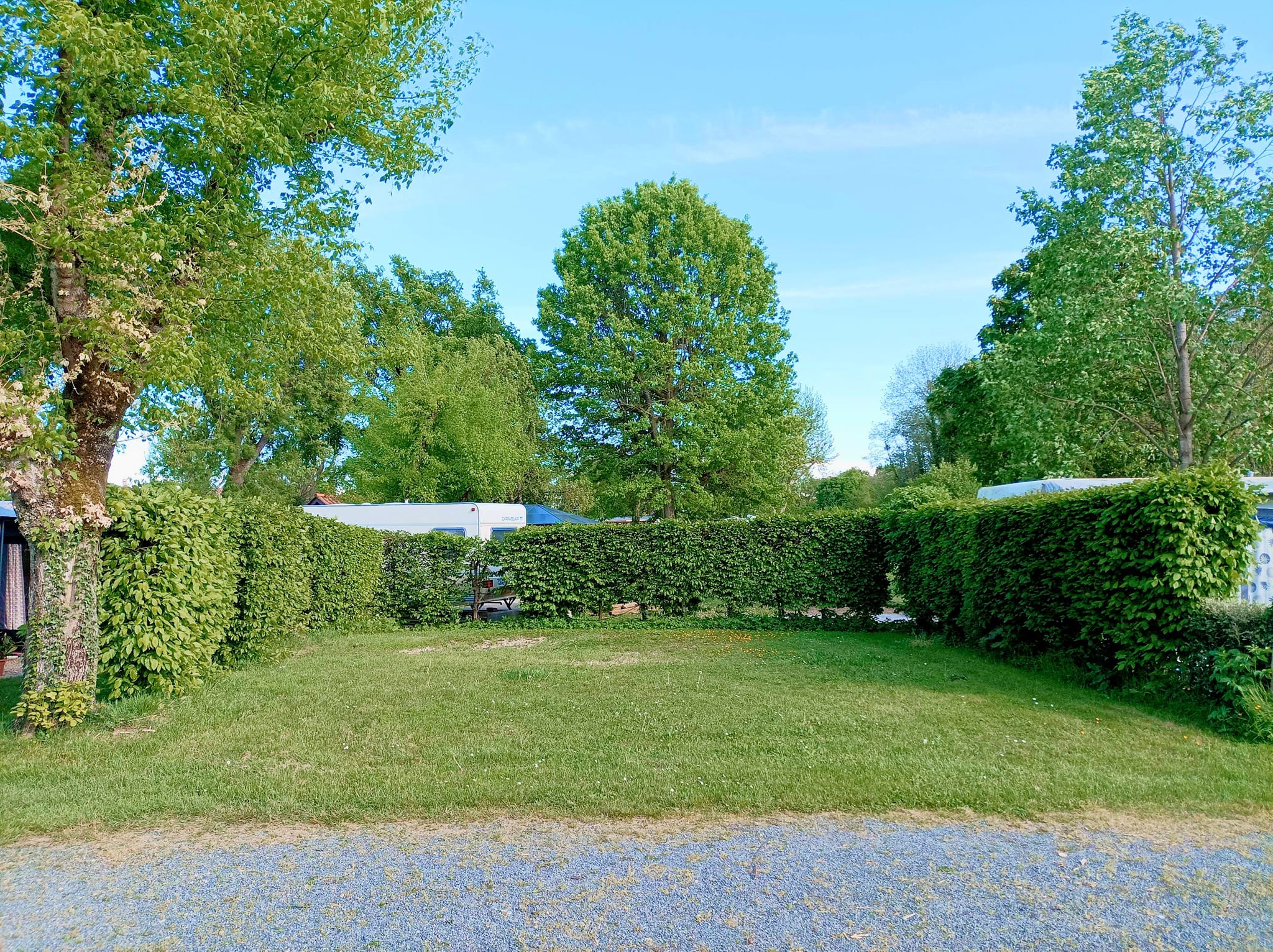 Emplacements pour tentes, vans et camping-cars au Camping de la Chalaronne