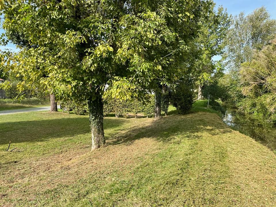 Emplacement résident du Camping de la Chalaronne, au bord de la rivière